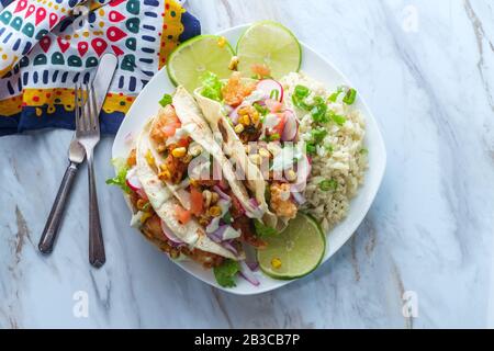 Crispy fritto boom gamberi tacos con riso Foto Stock