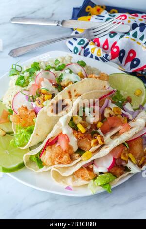 Crispy fritto boom gamberi tacos con riso Foto Stock