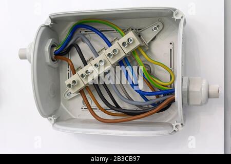 Fili e morsetti per aprire la scatola di distribuzione elettrica. Industria Foto Stock