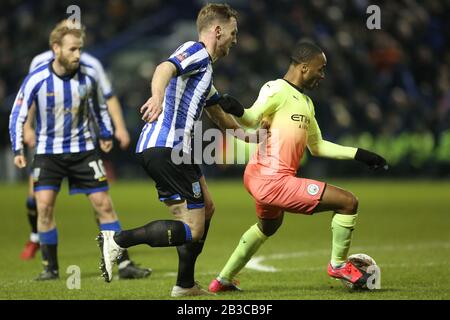 Sheffield, INGHILTERRA - MARZO 4TH Tom Lees di Sheffield Mercoledì lotta con Manchester City Raheem Sterling durante la fa Cup Fifth Road match tra Sheffield Mercoledì e Manchester City a Hillsborough, Sheffield Mercoledì 4th Marzo 2020. (Credit: Mark Fletcher | MI News) La Fotografia può essere utilizzata solo per scopi editoriali di giornali e/o riviste, licenza richiesta per uso commerciale Credit: Mi News & Sport /Alamy Live News Foto Stock