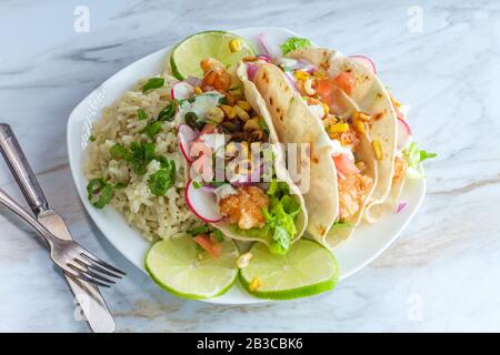 Crispy fritto boom gamberi tacos con riso Foto Stock