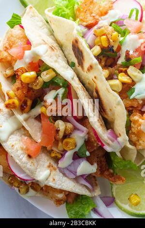 Crispy fritto boom gamberi tacos con riso Foto Stock