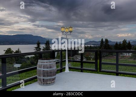 Vista sul lago Okanagan e sui vigneti dalla Summerhill Pyramid Winery, Okanagan Valley, Kelowna, British Columbia, Canada. Foto Stock