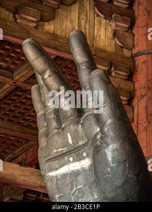 Grande Buddha del Tempio Todai-ji, un sito UNESCO e fino a poco tempo fa uno dei più grandi edifici in legno del mondo. Foto Stock