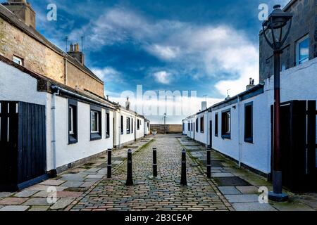 Passeggiata mattutina intorno a Footdee e Footdee Mission, un vecchio villaggio di pescatori all'estremità orientale del porto di Aberdeen, Scozia. Foto di strade vuote. Foto Stock