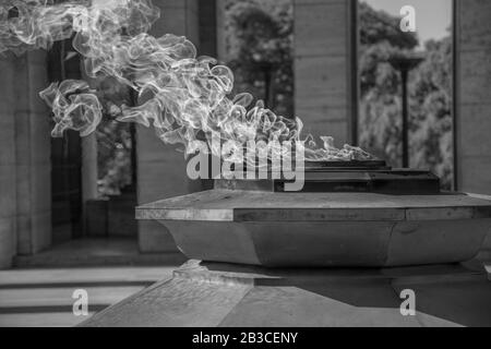 Fuoco che esce da un monumento Foto Stock