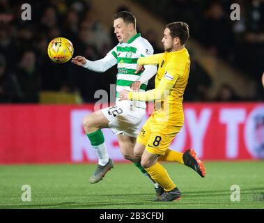 Il Celtic's Callum McGregor (a sinistra) e lo Scott Pittman di Livingston combattono per la palla durante la partita della Ladbrokes Scottish Premiership alla Tony Macaroni Arena, Livingston. Foto Stock