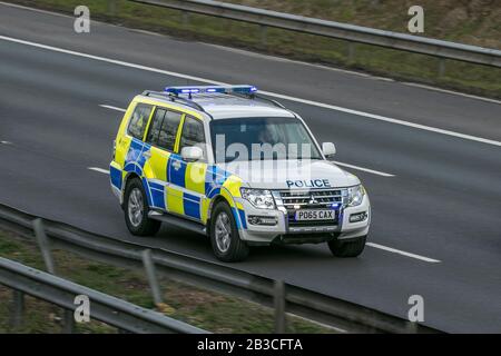 Servizi di emergenza per auto della polizia veicoli che percorrano l'autostrada M6 vicino a Preston in Lancashire, Regno Unito Foto Stock