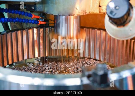 Lavorazione di parti metalliche sulla macchina. Industria pesante Foto Stock