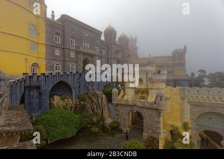 Pena Palace situato sulla cima della collina in montagna Sintra. Dal 1995, il paesaggio culturale di Sintra è dichiarato patrimonio mondiale dell'UNESCO Foto Stock