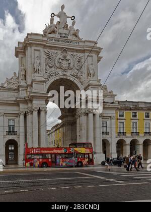 Autobus turistico presso l'Arco di Rua Augusta su Praça do Comércio, la piazza del commercio di Lisbona, Portogallo Foto Stock