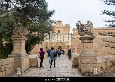 La porta di Mdina, conosciuta anche come la porta principale o la porta di Vilhena, è la porta principale della città fortificata di Mdina, Malta. Foto Stock