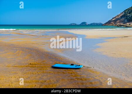 Boogie board drifting sulle acque del fiume Tidal in oceano a Norman Beach. Wilsons Prom, Australia Foto Stock