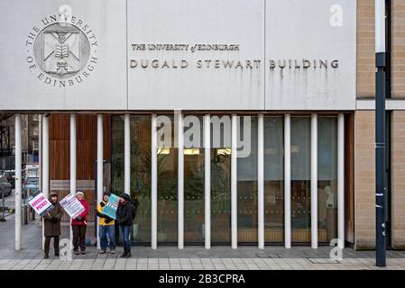 I membri dell'UCU formano una linea di picchetto fuori dal Dugald Stewart Building dell'Università di Edimburgo a Potterrrow, Edimburgo, Scozia, Regno Unito. Foto Stock