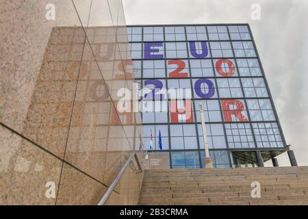 Zagabria, Croazia - 19 febbraio 2020 : Vista esterna della costruzione della biblioteca nazionale e universitaria a Zagabria, che è il centro del Consiglio di Foto Stock