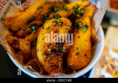 Spicchio di patate con salsa Foto Stock