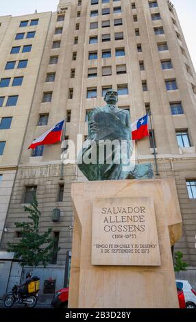 Statua del politico Salvador Allende Gossens del Palacio de la Moneda (Palazzo la Moneda) sede del Presidente della Repubblica del Cile, Santiago Foto Stock