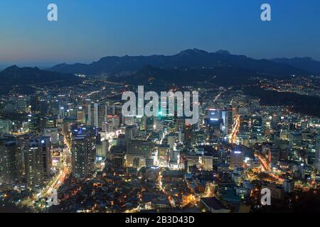 Vista notturna del centro di Seoul catturata dalla cima Foto Stock