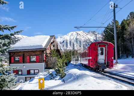 La Ferrovia Retica, abbreviata RhB, è una società di trasporti svizzera che possiede la più grande rete di tutti gli operatori ferroviari privati in Svizzera. Foto Stock