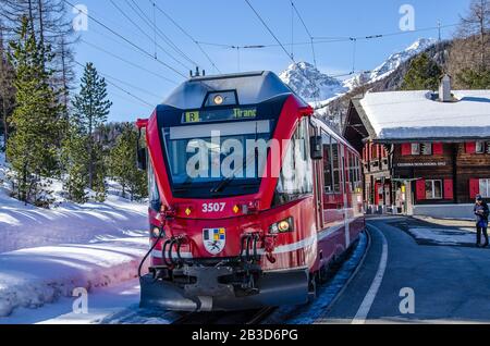 La Ferrovia Retica, abbreviata RhB, è una società di trasporti svizzera che possiede la più grande rete di tutti gli operatori ferroviari privati in Svizzera. Foto Stock