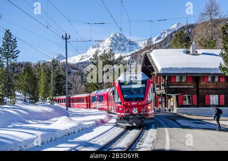La Ferrovia Retica, abbreviata RhB, è una società di trasporti svizzera che possiede la più grande rete di tutti gli operatori ferroviari privati in Svizzera. Foto Stock
