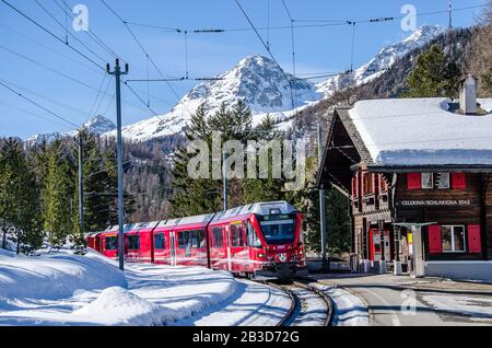 La Ferrovia Retica, abbreviata RhB, è una società di trasporti svizzera che possiede la più grande rete di tutti gli operatori ferroviari privati in Svizzera. Foto Stock
