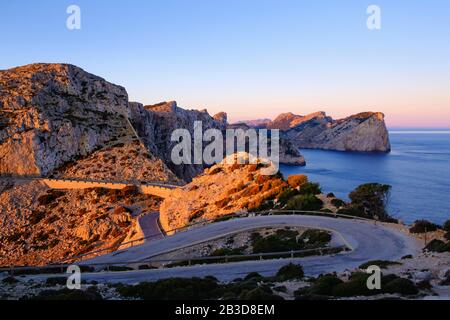 Strada a serpentina a Cap Formentor al semaforo della mattina, a destra Cap de Catalunya, penisola di Formentor, vicino a Pollenca, Maiorca, Isole Baleari, Spagna Foto Stock