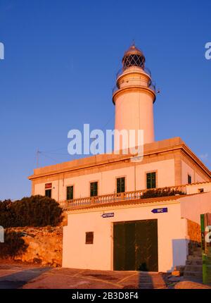 Faro a Cap Formentor al semaforo mattutino, vicino a Pollenca, Maiorca, Isole Baleari, Spagna Foto Stock