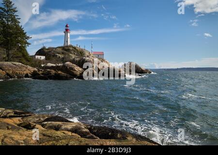 Point Atkinson Lighthouse British Columbia. Storico Faro Di Point Atkinson, Affacciato Sullo Stretto Di Georgia. Vancouver, British Columbia, Canada. Foto Stock