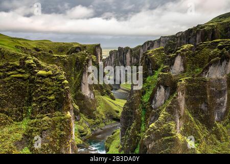 Veduta aerea, Fjaorargljufur Canyon, Fjadrargljufur, profondo canyon, vicino a Kirkjubaejarklaustur, Islanda meridionale, Islanda Foto Stock