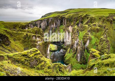 Veduta aerea, Fjaorargljufur Canyon, Fjadrargljufur, profondo canyon, vicino a Kirkjubaejarklaustur, Islanda meridionale, Islanda Foto Stock