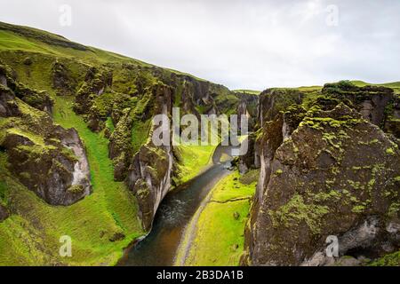 Veduta aerea, Fjaorargljufur Canyon, Fjadrargljufur, profondo canyon, vicino a Kirkjubaejarklaustur, Islanda meridionale, Islanda Foto Stock