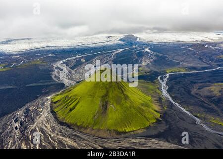 Veduta aerea, Maelifell montagna coperta di muschio, Maelifell, sabbia nera deserto Maelifellssandur, dietro il ghiacciaio Myrdalsjoekull, altopiano islandesi Foto Stock