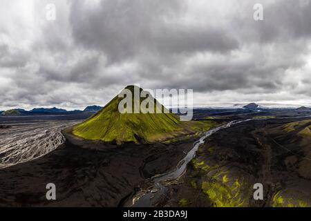 Veduta aerea, Maelifell montagna coperta di muschio, Maelifell, sabbia nera deserto Maelifellssandur, dietro il ghiacciaio Myrdalsjoekull, altopiano islandesi Foto Stock