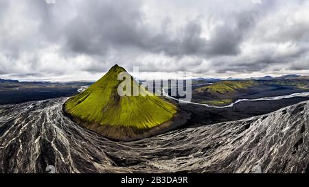 Veduta aerea, Maelifell montagna coperta di muschio, Maelifell, sabbia nera deserto Maelifellssandur, dietro il ghiacciaio Myrdalsjoekull, altopiano islandesi Foto Stock