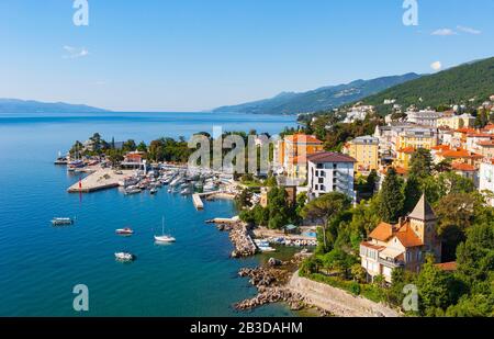 Vista Sulla Città Con Porto Turistico, Opatija, Golfo Del Quarnero, Mare Adriatico Croato, Istria, Croazia Foto Stock