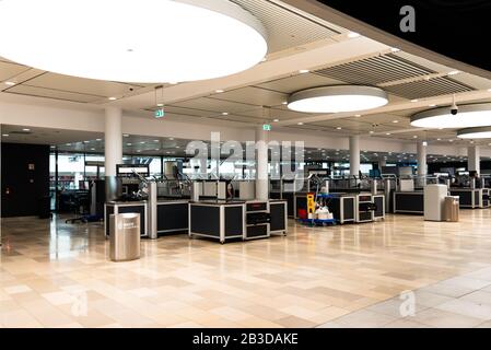 Banchi di controllo bagagli vuoti in un aeroporto internazionale partenze gate terminal volo in attesa lounge. Banchi di controllo dei bagagli deserti in un flig Foto Stock