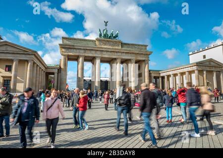 Folla, turisti di fronte alla porta di Brandeburgo, Berlino, Germania Foto Stock