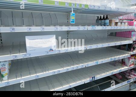 Hamster shopping, magazzino supermercato vuoto in dm farmacia, paura di pandemia, coronavirus, Germania Foto Stock