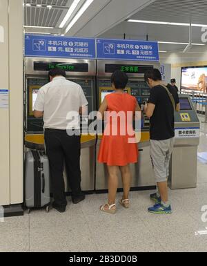 I viaggiatori acquistano i biglietti da una biglietteria automatica alla stazione Liuzhuang alla fine della linea 2 della metropolitana di Zhengzhou, Cina Foto Stock