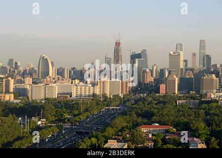 Quartiere centrale degli affari con la torre del quotidiano del popolo e la torre CCTV tra molti altri edifici di rilievo, Pechino, Cina Foto Stock