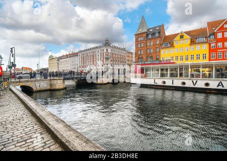 Edifici colorati, barche turistiche e il ponte che attraversa il canale Nyhavn nel centro storico di Copenhagen, Danimarca. Foto Stock