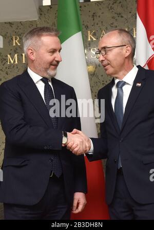 (200304) -- ZAGABRIA, 4 marzo 2020 (Xinhua) -- il Ministro della Difesa croato Damir Krsticevic (R) incontra il Ministro della Difesa italiano Lorenzo Guerini a Zagabria, Croazia, il 4 marzo 2020. (Davorin Visnjic/Pixsell Via Xinhua) Foto Stock