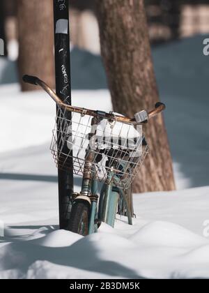 Bicicletta abbandonata nella neve, Montreal, Quebec, Canada Foto Stock