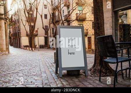 Spazio per scrivere un menu su una lavagna ristorante della città europea, il vostro testo qui. Foto Stock