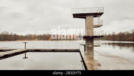 Darmstadt, Hessen, Germania - 02 Feb 2020: Piattaforma subacquea al lago Woog in una giornata invernale torbida Foto Stock