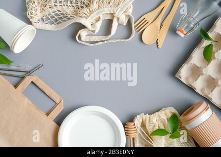 Concetto di shopping a zero sprechi. Cornice di borse di alimentari eco-friendly, tazza di caffè riutilizzabile, posate di bambù, bottiglia di vetro, scatola d'uovo. Disposizione piatta, vista dall'alto Foto Stock