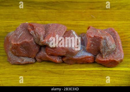 Fette di succose pezzi di vitello stand su una tavola di legno Foto Stock