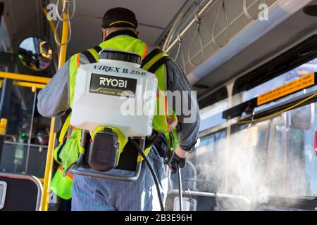 Larry Bowles, un addetto alla manutenzione della King County Metro, applica un disinfettante con un nebulizzatore chimico su un pullman della King County Atlantic base di Seattle il 4 marzo 2020. All'inizio della settimana, l'agenzia aveva aumentato la frequenza di pulizia della propria flotta di 1.600 autobus ad una procedura giornaliera in risposta al nuovo coronavirus. King County Metro ha ora implementato il metodo di utilizzo del disinfettante Virex II 256 con uno spruzzatore chimico per proteggere i passeggeri. Foto Stock