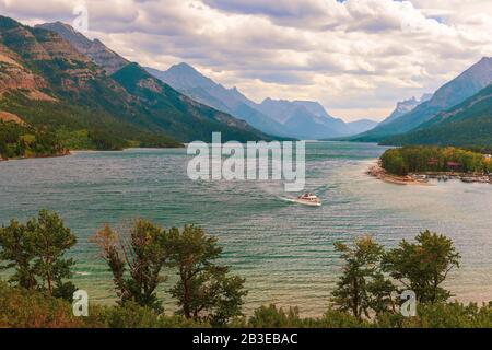 Vista del lago Upper Waterton poco prima della tempesta al Waterton Lakes National Park. Alberta. Canada Foto Stock